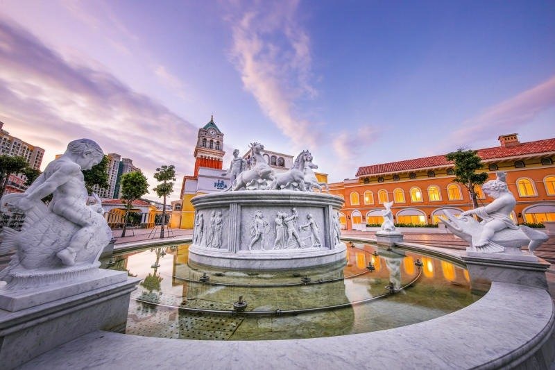 Đài phun nước thần Mặt Trời